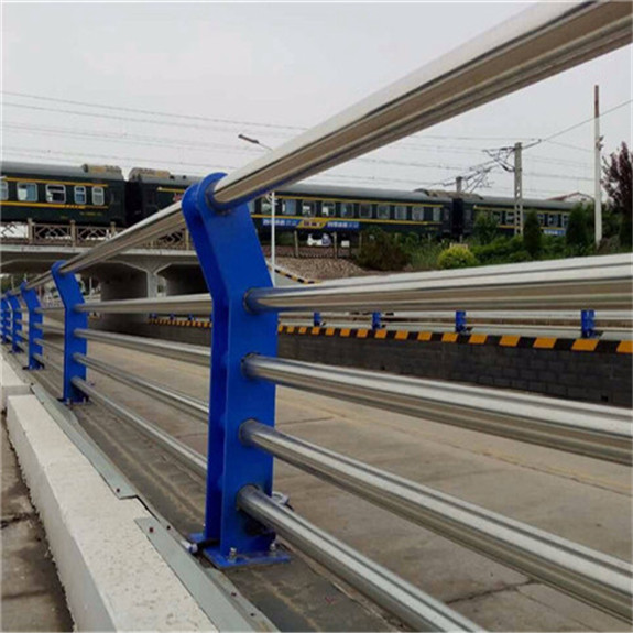 道路隔離護(hù)欄不銹鋼復(fù)合管護(hù)欄